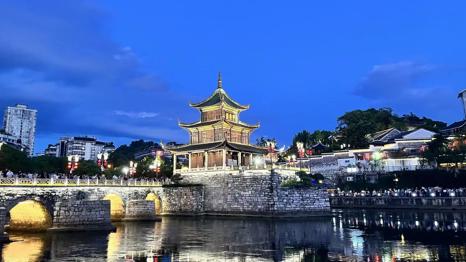 贵阳南明河畔的甲秀楼与城市景观