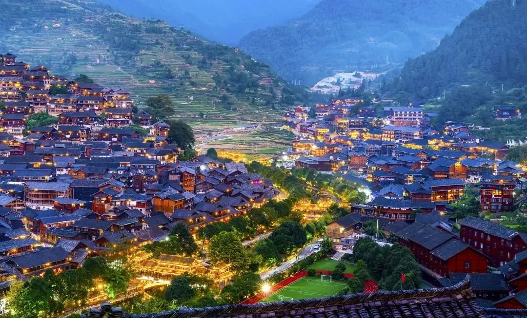 西江千户苗寨依山而建的村寨景观