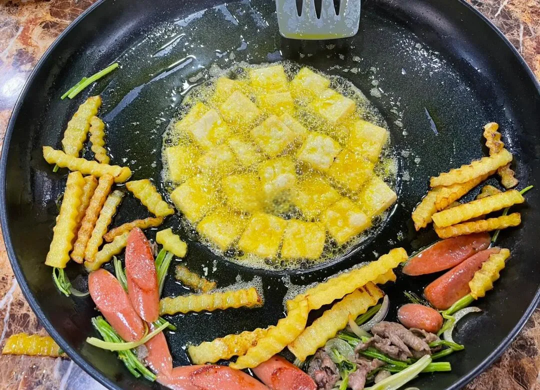六盘水烙锅，肉类、豆腐、洋芋和蔬菜边烙边吃