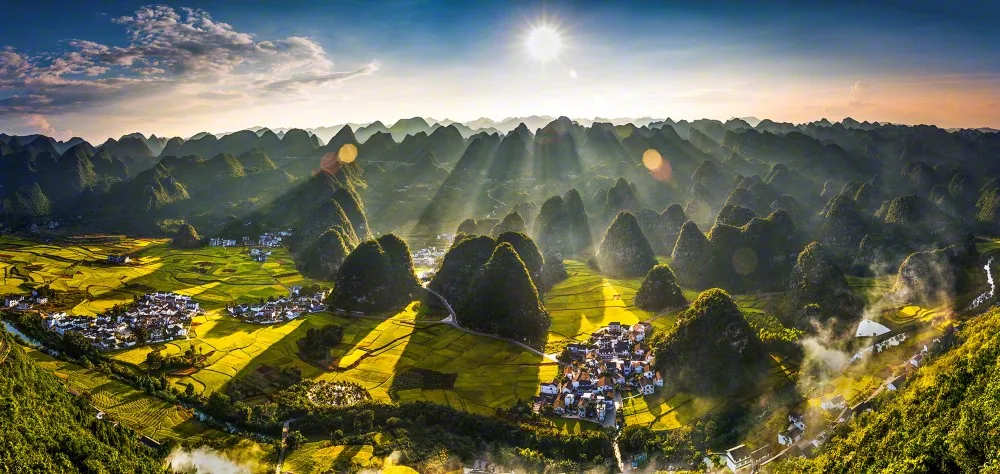 兴义万峰林开阔峰丛与田野全景